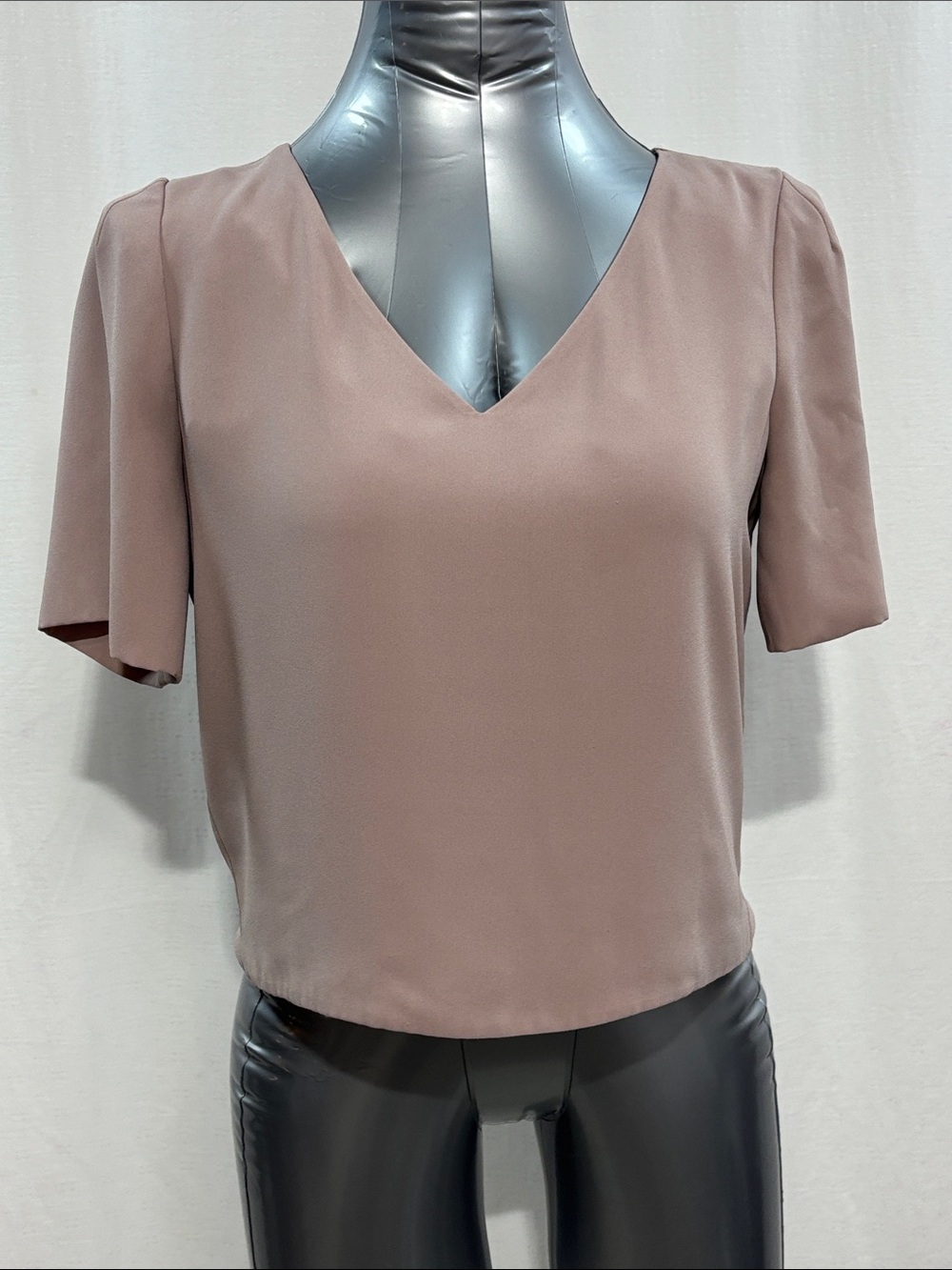 Aritzia Babaton Randy Blouse Mauve V Neck Office work party every day office 231